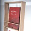 Vue rapprochée du porte-catalogue en bois avec un catalogue dedans